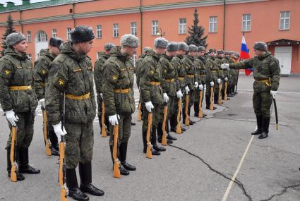 Москва. Военнослужащие роты почетного караула  Преображенского полка  во время занятий.