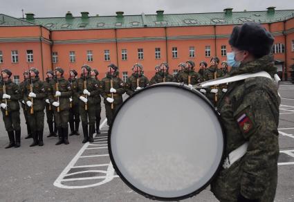 Москва. Военнослужащие знаменной группы роты почетного караула и военного оркестра Преображенского полка  во время занятий.