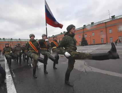 Москва. Военнослужащие знаменной группы роты почетного караула Преображенского полка  во время занятий.