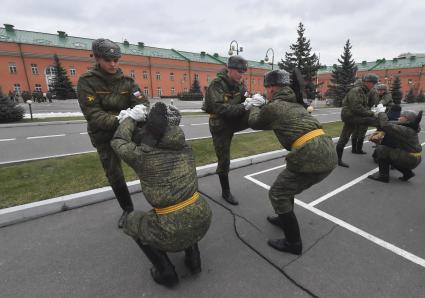 Москва. Военнослужащие роты почетного караула  Преображенского полка  во время занятий.