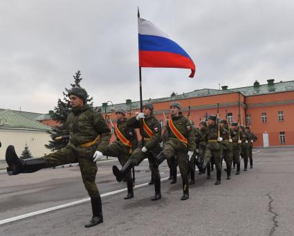 Москва. Военнослужащие знаменной группы роты почетного караула Преображенского полка  во время занятий.