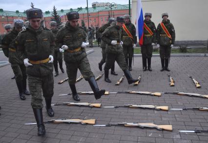 Москва. Военнослужащие роты почетного караула Преображенского полка  во время занятий.