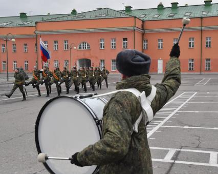 Москва. Военнослужащие знаменной группы роты почетного караула и военного оркестра Преображенского полка  во время занятий.