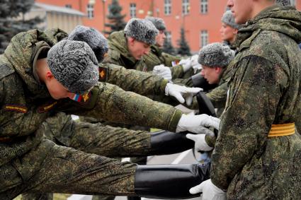 Москва. Военнослужащие роты почетного караула  Преображенского полка  во время занятий.