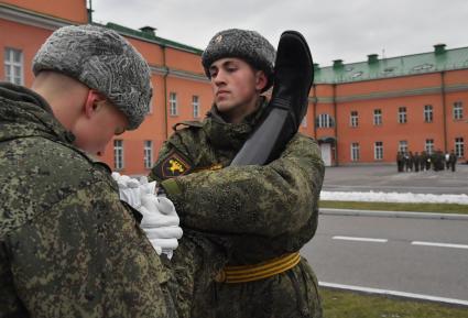 Москва. Военнослужащие роты почетного караула Преображенского полка  во время занятий.