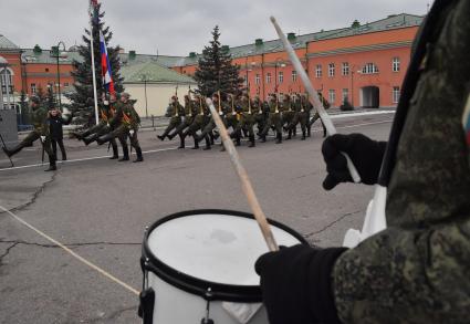 Москва. Военнослужащие знаменной группы роты почетного караула и военного оркестра Преображенского полка  во время занятий.