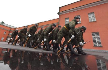 Москва. Военнослужащие роты почетного караула  Преображенского полка  во время занятий.