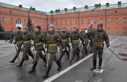 Москва. Военнослужащие роты почетного караула Преображенского полка во время занятий.
