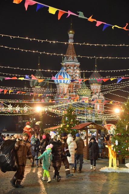 Москва. Люди гулют по Красной площади.