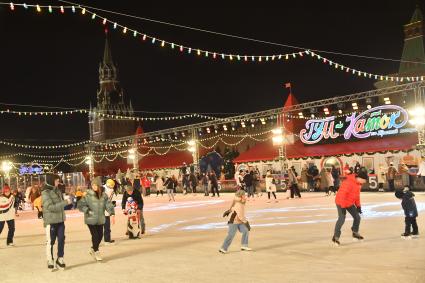 Москва. Люди катаются на коньках на открытии ГУМ-катка на Красной площади.