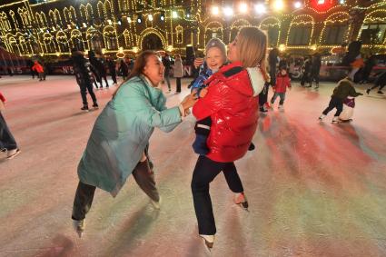 Москва. Фигуристка Екатерина Боброва (справа) с сыном на открытии ГУМ-катка на Красной площади.