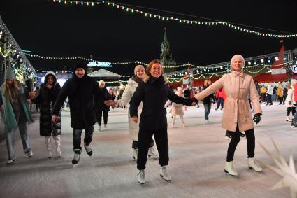 Москва. Люди катаются на коньках на открытии ГУМ-катка на Красной площади.