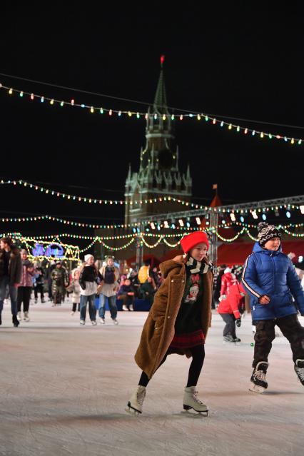 Москва. Люди катаются на коньках на открытии ГУМ-катка на Красной площади.