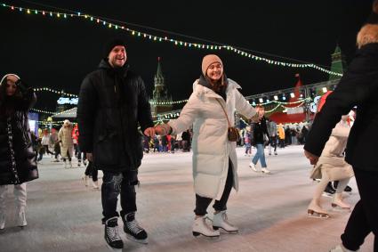 Москва. Люди катаются на коньках на открытии ГУМ-катка на Красной площади.