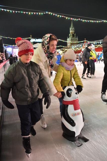 Москва. Актриса, режиссер Надежда Михалкова с детьми на открытии ГУМ-катка на Красной площади.