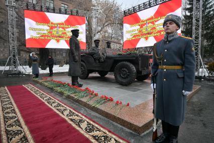 Екатеринбург. Открытие памятника маршалу Георгию Жукову в честь его 125-летия, у штаба Уральского военного округа. В памятнике отражен момент прибытия маршала Жукова на службу в город Свердловск, на службу в УрВО (с 1948 по 1953 год) где его встречает начальник штаба Уральского военного округа Лев Сквирский. Скульптор Андрей Зайцев