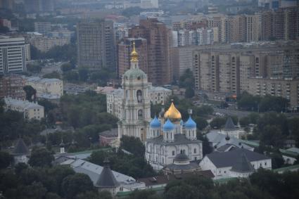 Москва. Вид на Новоспасский ставропигиальный мужской монастырь с гостиницы `Красные Холмы`.