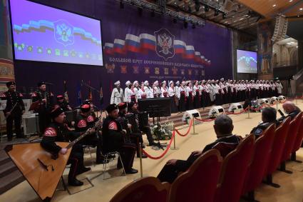 Москва. Выступление артистов казачьего хора перед участниками заседания большого круга Всероссийского казачьего общества в Храме Христа Спасителя.