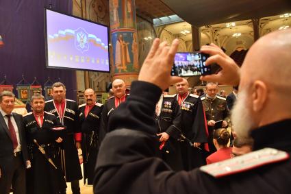 Москва. Участники заседания большого круга Всероссийского казачьего общества в Храме Христа Спасителя.