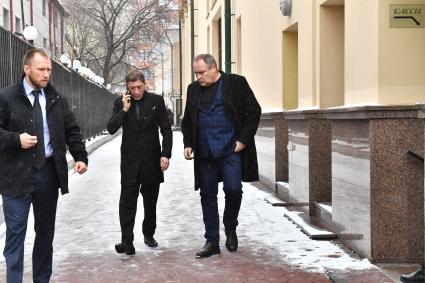 Москва. Певец Григорий Лепс ( в центре) у театра \"Градский холл\", где проходит церемония прощания с народным артистом России Александром Градским.