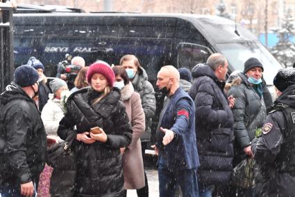 Москва. Вдова А.Градского Марина Коташенко (в центре) перед началом церемонии прощания с народным артистом России Александром Градским в театре \"Градский холл\".