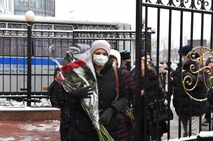 Москва.  Женщины с цветами у театра \"Градский холл\", где проходит церемония прощания с народным артистом России Александром Градским.