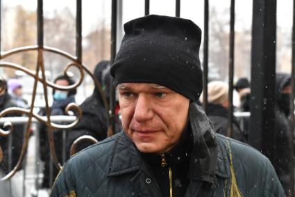 Москва. Певец Сергей Мазаев у театра \"Градский холл\", где проходит церемония прощания с народным артистом России Александром Градским.