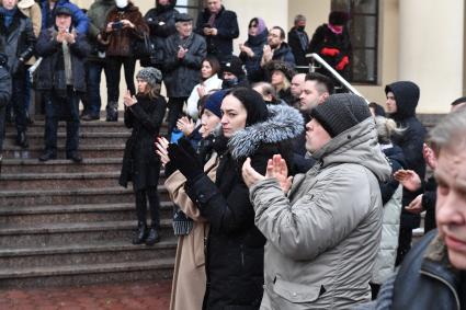 Москва. Люди у театра \"Градский холл\", где проходит церемония прощания с народным артистом России Александром Градским.