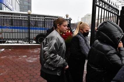 Москва.  Певица Пелагея ( в центре)у театра \"Градский холл\", где проходит церемония прощания с народным артистом России Александром Градским.