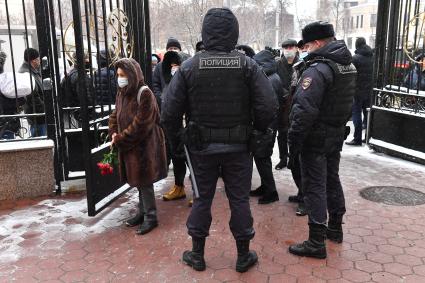 Москва. Люди с цветами у театра \"Градский холл\", где проходит церемония прощания с народным артистом России Александром Градским.