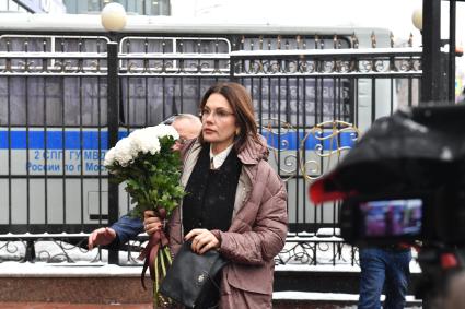 Москва. Певица Нина Шацкая у театра \"Градский холл\", где проходит церемония прощания с народным артистом России Александром Градским.