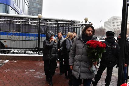 Москва.  Продюсер Андрей Сергеев  у театра \"Градский холл\", где проходит церемония прощания с народным артистом России Александром Градским.