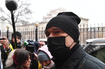 Москва. Певец Сергей Мазаев у театра \"Градский холл\", где проходит церемония прощания с народным артистом России Александром Градским.