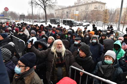 Москва. Колдун Иван Кулебякин  у театра \"Градский холл\", где проходит церемония прощания с народным артистом России Александром Градским.