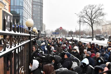 Москва. Люди у театра \"Градский холл\", где проходит церемония прощания с народным артистом России Александром Градским.