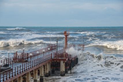 Сочи. Шторм на Черном море.