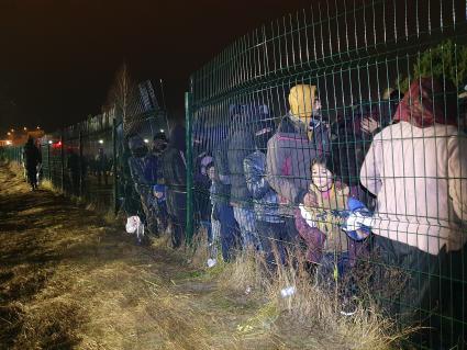 Белорусско-польская граница. Беженцы из Ближнего Востока в центре временного содержания мигрантов.