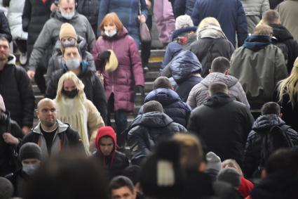 Москва. Пассажиры на переходе Таганско-Краснопресненской линии метрополитена.