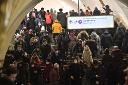 Москва. Пассажиры на переходе Таганско-Краснопресненской линии метрополитена.