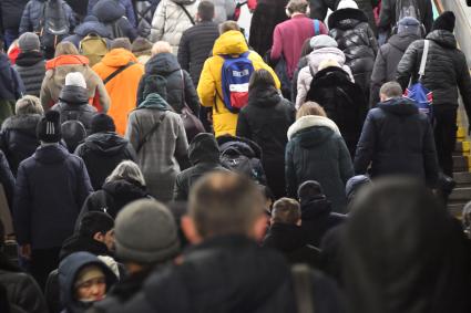 Москва. Пассажиры на переходе Таганско-Краснопресненской линии метрополитена.