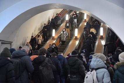 Москва. Пассажиры на эскалаторе московского  метрополитена.