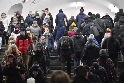 Москва. Пассажиры на переходе Таганско-Краснопресненской линии метрополитена.