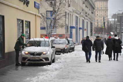 Москва. Прохожие на улице города.