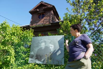 Ярославская область, д. Учма. Елена Наумова демонстрирует фотографию с бывшими жителями этой старинной волжской деревни.