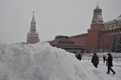 Москва. Сугробы на Красной площади.