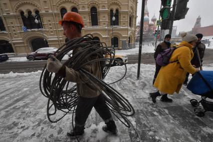 Москва.  Рабочий на Красной площади.