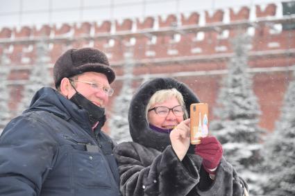 Москва. Прохожие на Красной площади.