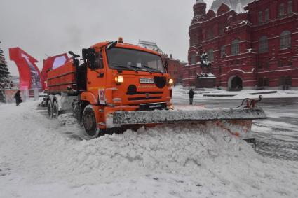 Москва.  Снегоуборочная техника  на Манежной площади.