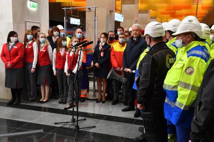 Москва.  Мэр Москвы Сергей Собянин (в центре) на церемонии открытия станции \"Новаторская\" южного участка Большой кольцевой линии (БКЛ) московского метрополитена.