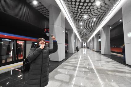 Москва. Пассажиры на станции \"Воронцовская\" южного участка Большой кольцевой линии (БКЛ) московского метрополитена.